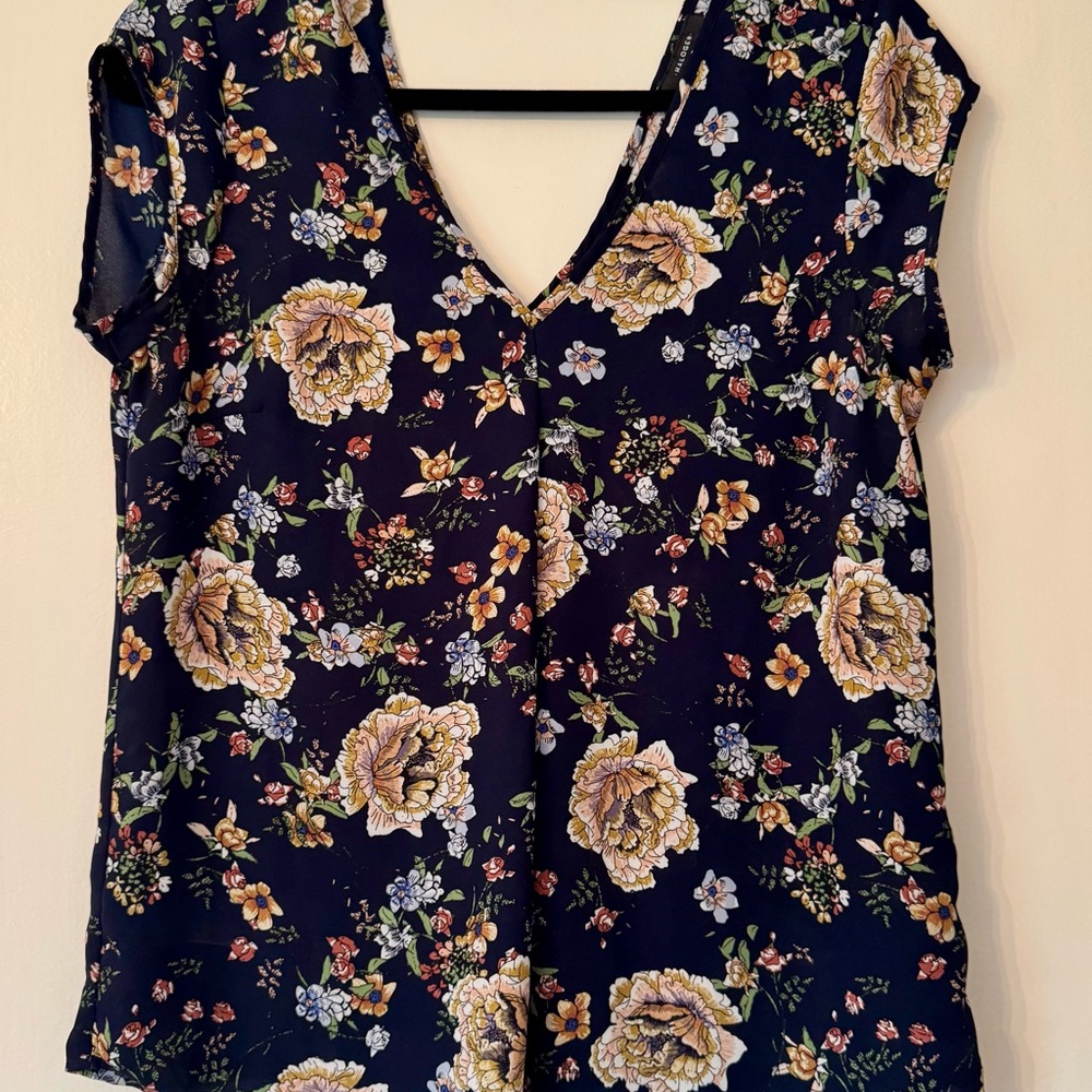 Halogen Navy Floral V-Neck Top XS - Cute!